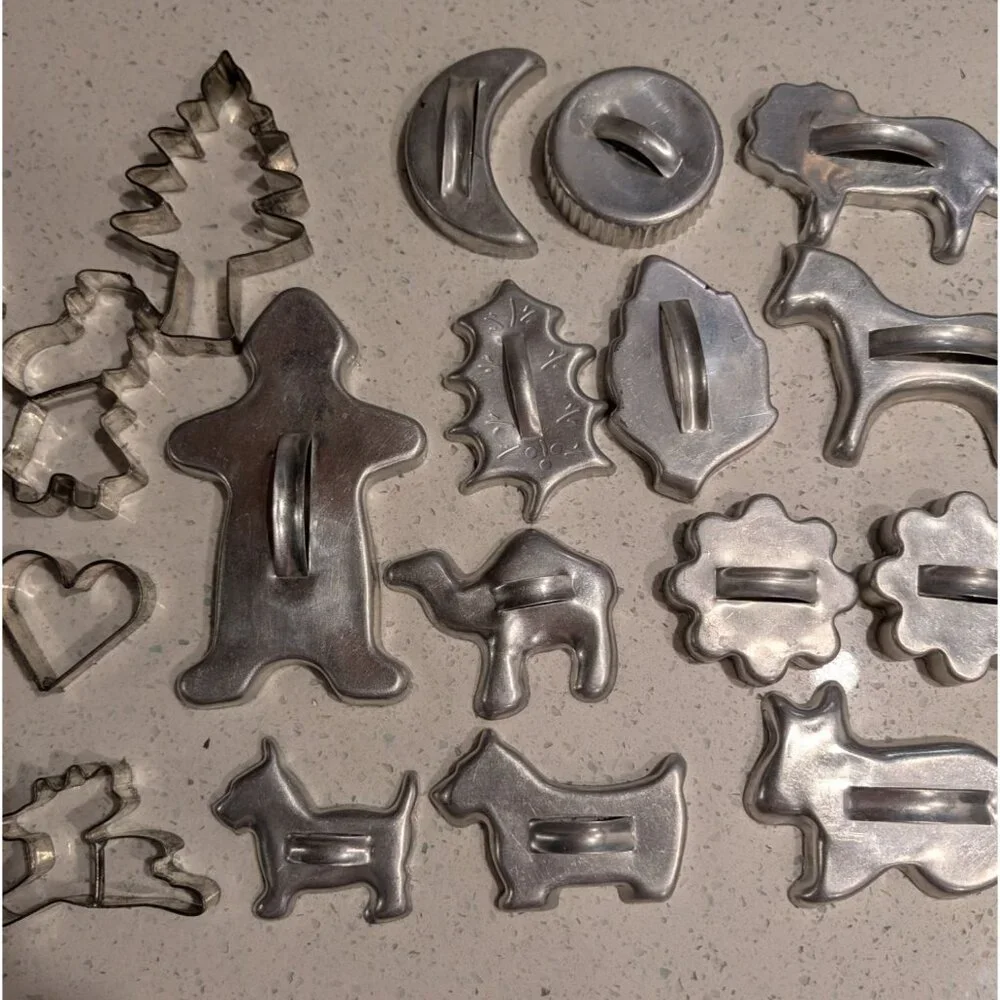 Vintage 1950s Assorted Metal Cookie Cutters Set Of 19 - Picture 14 of 16